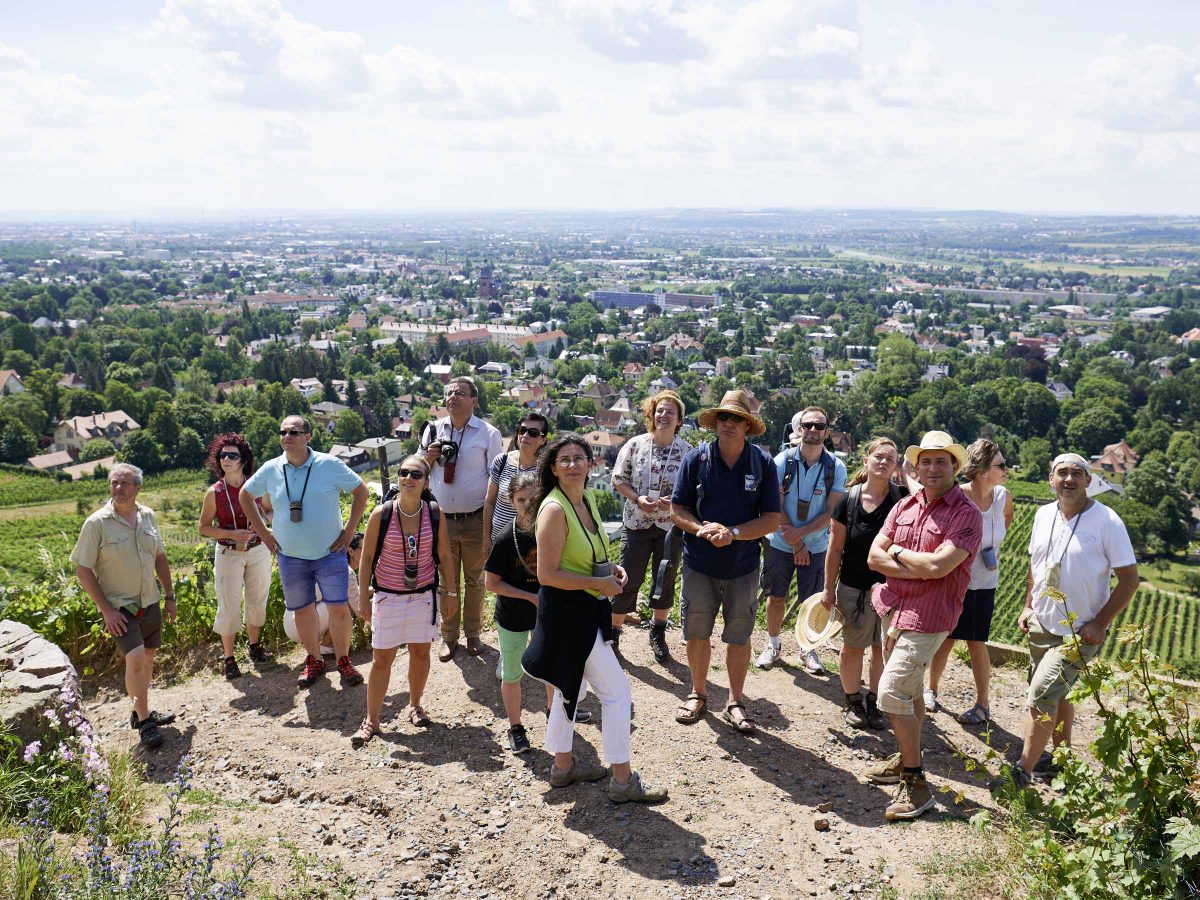 Gruppenfoto mit Ausblick über Radebeul