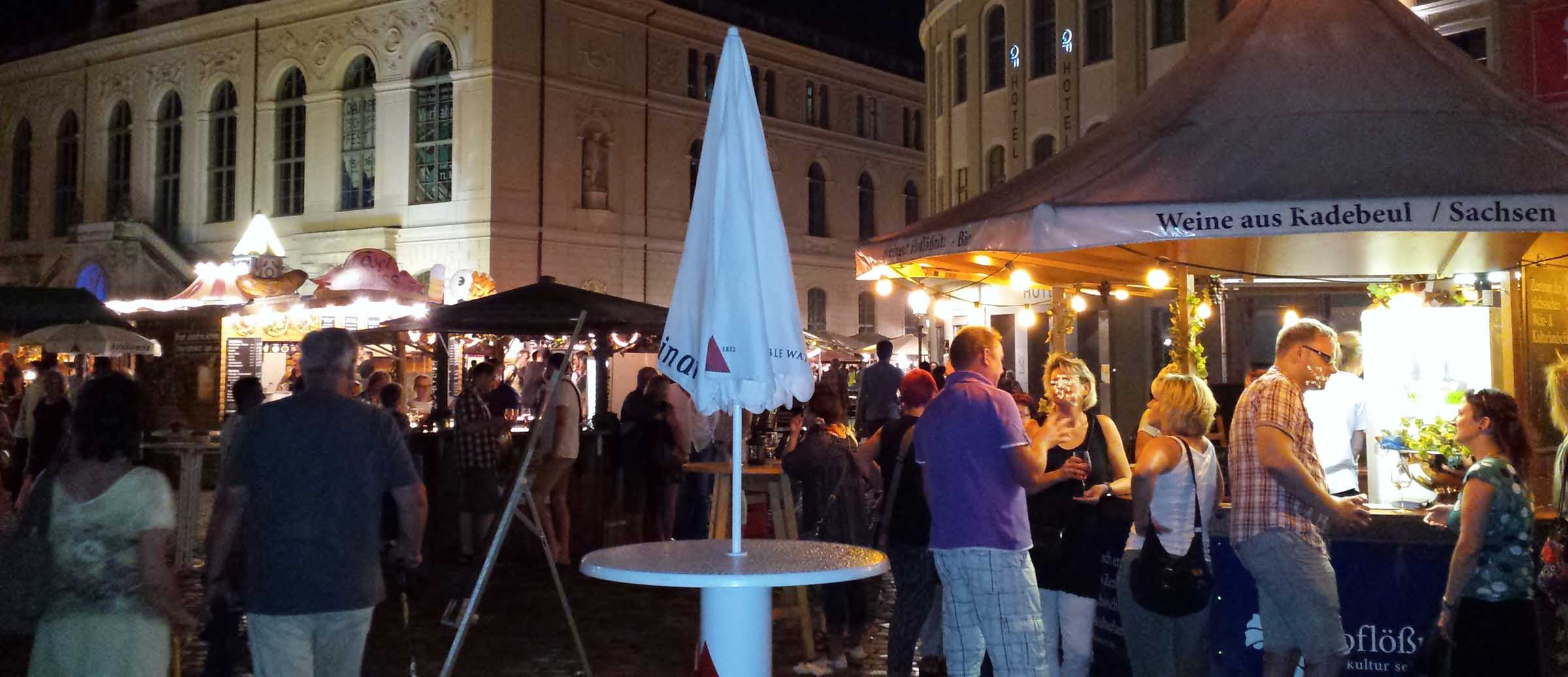 Weindorf zum Stadtfest in Abendstimmung